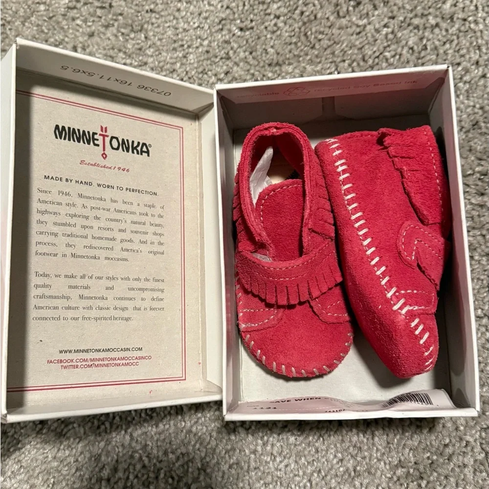 NIB! Minnetonka Kids Red Suede Fringe Moccasins. Size 3